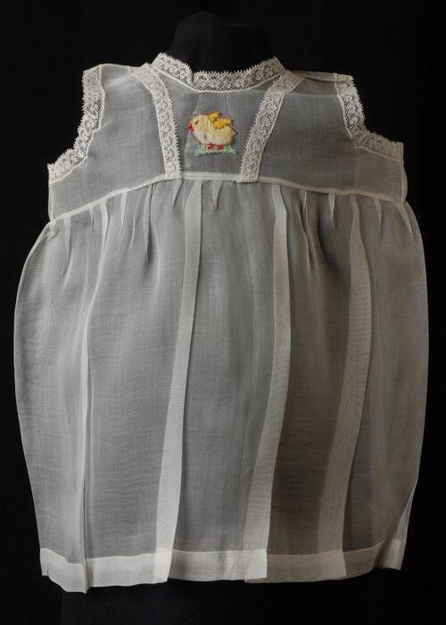 Babyjurk, mouwloos schortmodel van transparant wit nylonmet wit kant en geborduurd kuiken, 'Femifra…