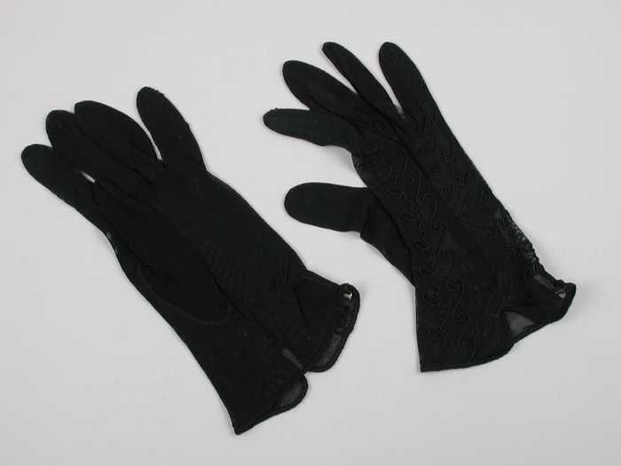 Paar korte dameshandschoenen van synthetisch net-achtig zwart tricot met  sierlijk opgenaaide…