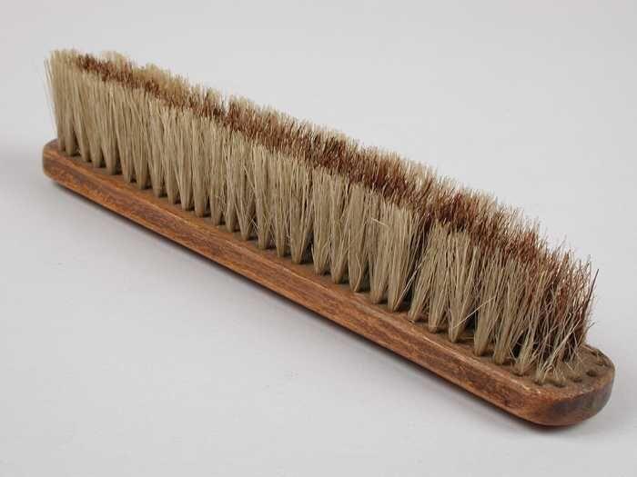Smalle beukenhouten kledingborstel met varkensharen