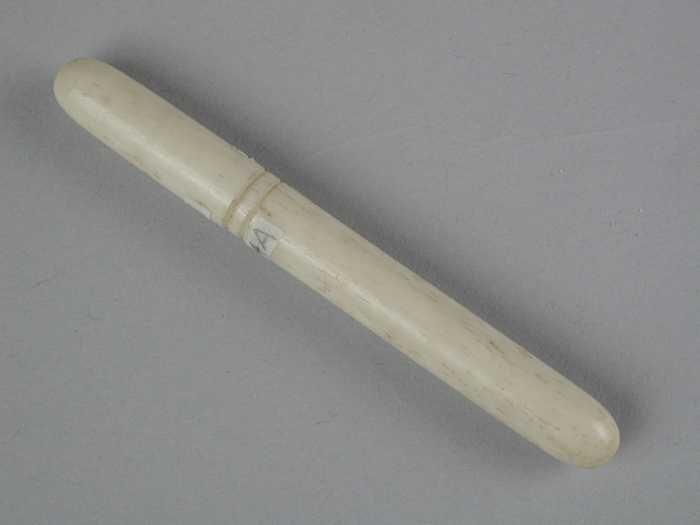 Kleine naaldenkoker van been of ivoor met afschroefbare delen