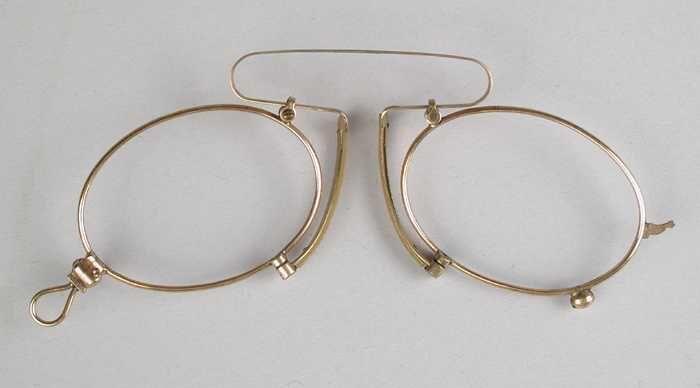 Knijpbril of pince-nez zonder ovale glazen, montuur van koper? met hoge brug en neussteunen uit één…