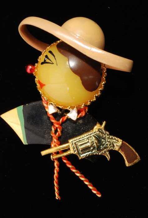 Broche, kop van een Mexicaan van geverfd goudkleurig metaal en kunststof kapper Van Vliet