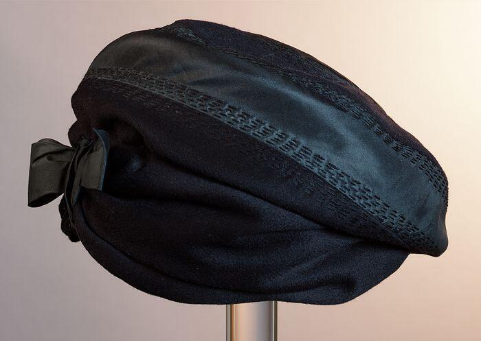 Ronde baret, zwart vilt met zwart zijde sierstiksels in zwart en plat strik