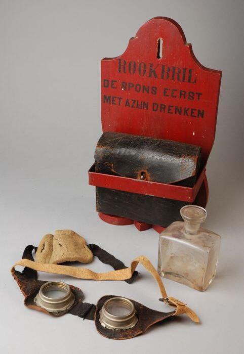 Rode houten houder met lederen foedraal "Rookbril"