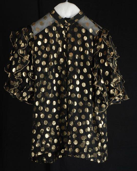 Blouse van zwart zijdeorganza met dessin van ingeweven goudkleurige lurex noppen, korte mouwen met…