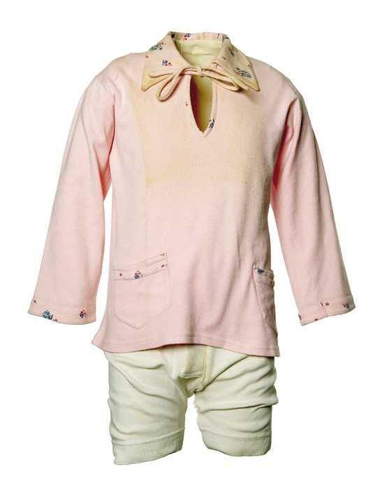 Kinderpyjamajas van roze tricot katoen met steekzakjes, kraag en manchetten van gebloemde stof