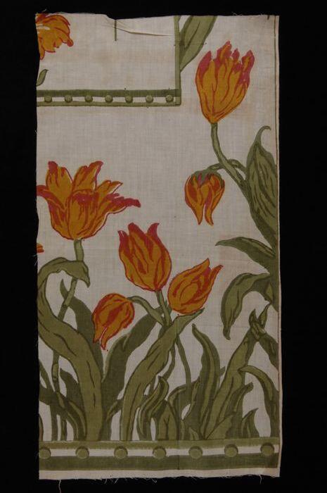 Stofstaal, lap katoen met dessin van tulpenrand, gedrukt in tinen groen en oranje, Kralingse…