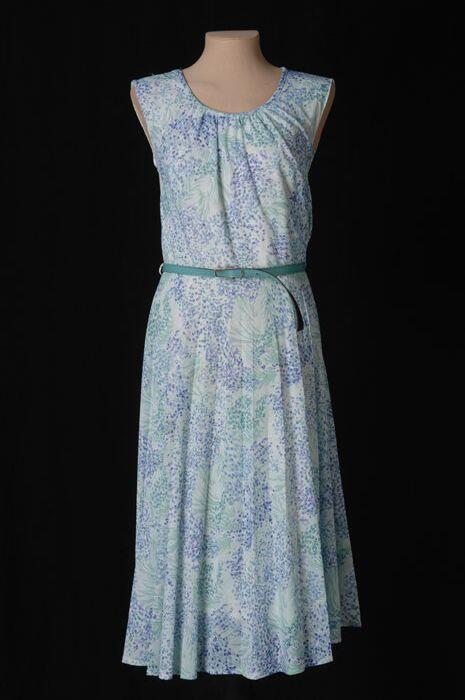 Mouwloze zomerjaponmet blauw-groen-lavendel bloemmotief, met jasje en riem, "Daniela Kleider"