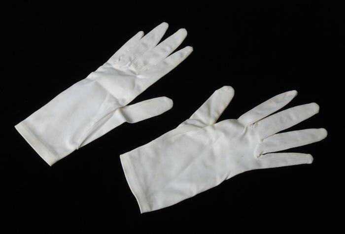 Witte satijnen handschoenen met elastiek aan de binnenzijdevan de pols