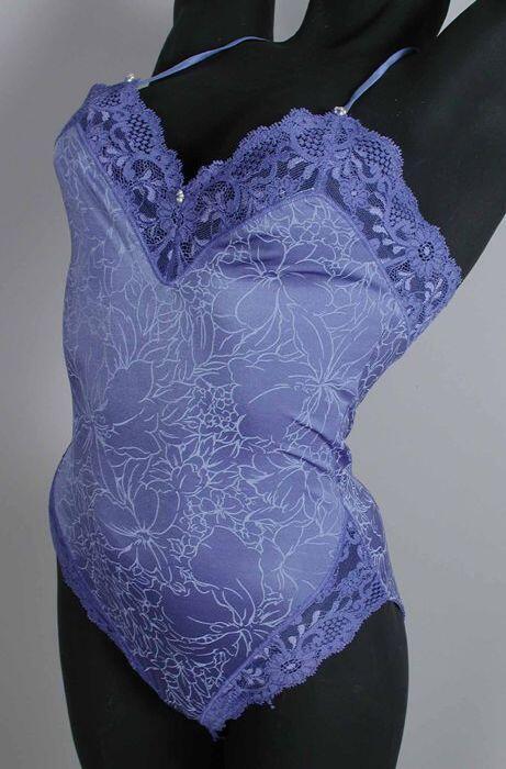 Blauwe bodystocking van elastisch materiaal, opgedrukt bloempatroon, kant langs boven- en onderrand…