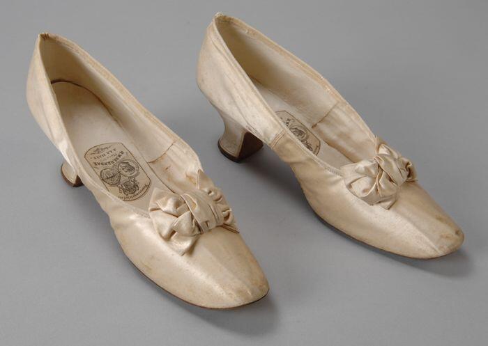 Roomwitte satijnen open hakschoenen met strik op de neus en kleine diabolohak