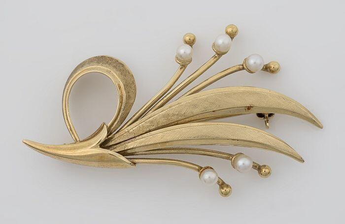 Gouden broche, gestileerde bladranken met bloemen van parels