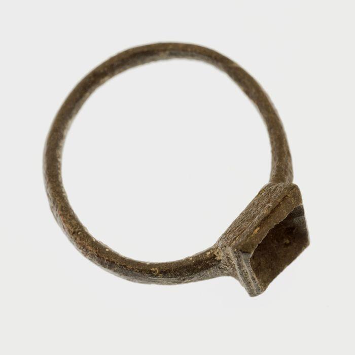 Kleine koperen ring met lege zettin voor steentje