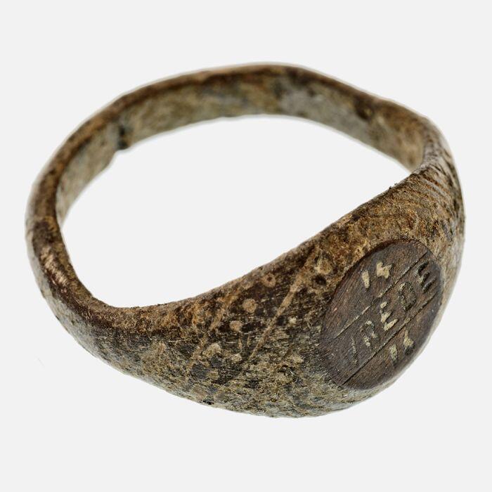 Koperen ring met "VREDE"