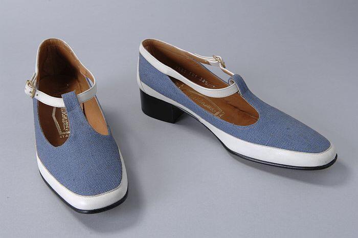 T-bandschoen met gespsluiting, van blauw linnen(canvas) met wit leer afgebiesd