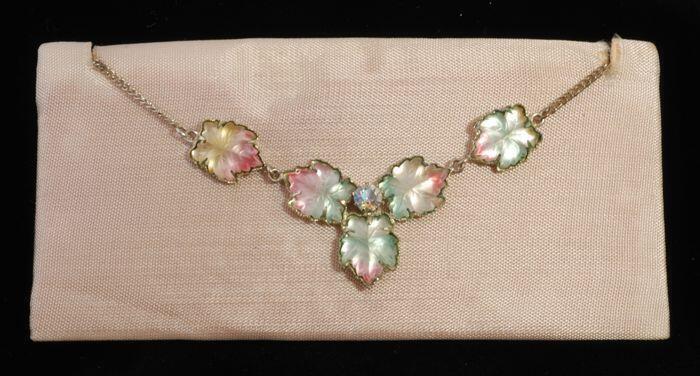 Halsketting met matglazen roze, wit en groene druivenbladeren met kunstdiamantje in zilverkleurige…