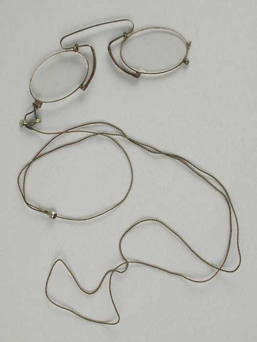 Knijpbril of pince-nez met ovale glazen op sterkte, montuur van metaal, hoge brug en neussteunen…