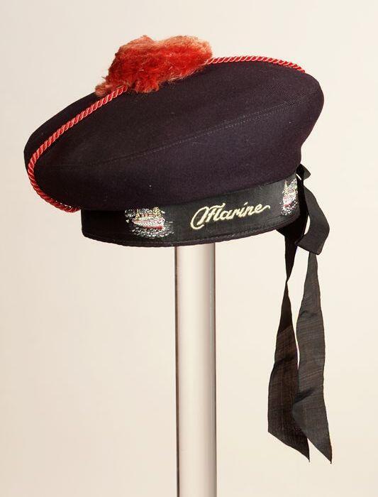 Ronde meisjesmuts, Frans model, met "Marine", afhangende zwarte linten en rode pompon