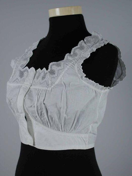 Onderlijfje van wit katoen kort mouwloos model met rechte hals en broderie anglaise