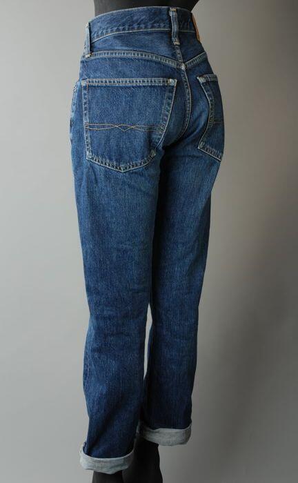 Blauwe jeans van merk G-Star, omgelegde broekspijpen