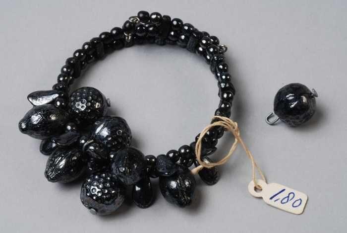 Armband, spiraalarmband van twee rijen zwart metalliek glanzende glazen kralen in fantasievorm,…