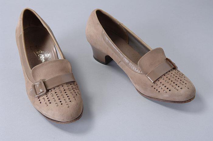 Lichtbruine nubuck hakschoenen met gaatjesdecoratie
