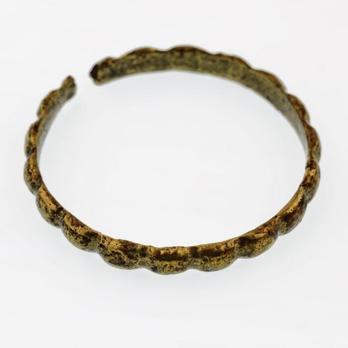 Ring van geel metaal, gebobbeld
