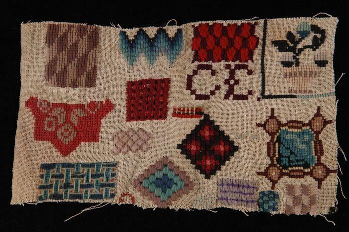 Fragment tapisserie borduursel in gekleurde wolop crèmekleurig linnen(?), oefening, gemerkt "CE"