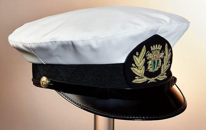 Uniformpet van wit keper met zwarte klep, Havenloods Rotterdam