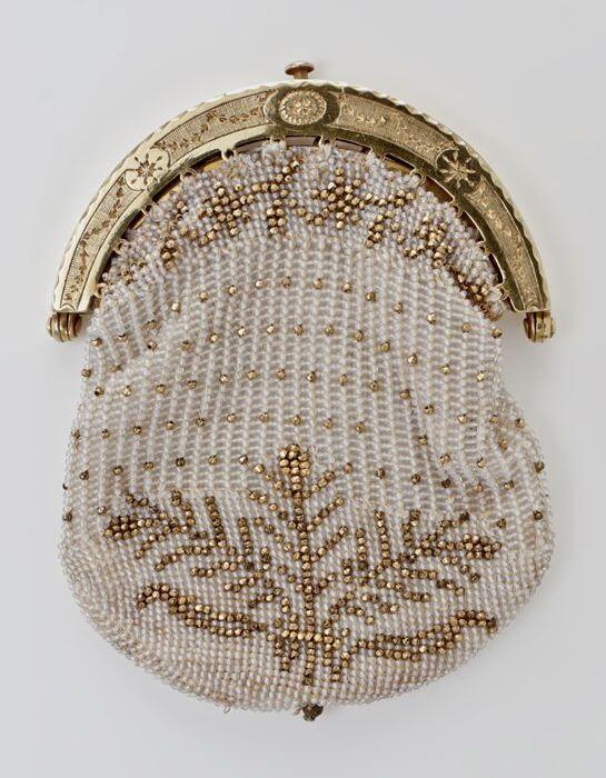 Beugeltas met gouden beugel en tas van witte en goudkleurige kralen