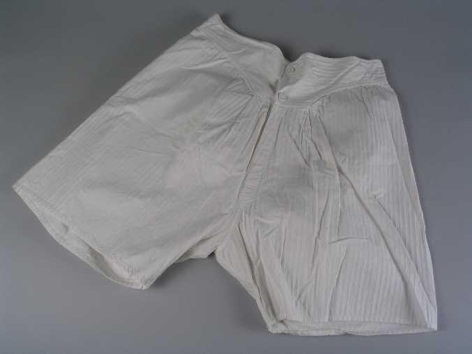 Witte katoenen korte broek of onderbroek, gulp met knoopsluiting en verstelbandjes aan de…