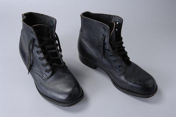 Paar enkelhoge stevige schoenen van zwart leer met zwarte veters, behorend bij gala-uniform marinier