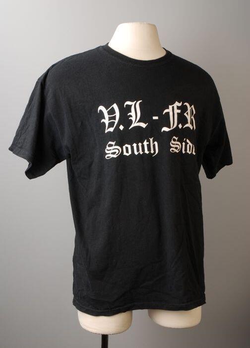 Zwart t-shirt met opdruk in witte Gotische letters "V.L - F.R" en hieronder "South Side"