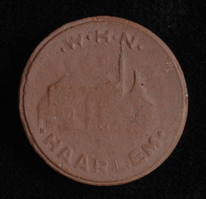 Eén van complete serie collectespeldjes van "W.H.N." (Winterhulp Nederland): ronde aardewerken…