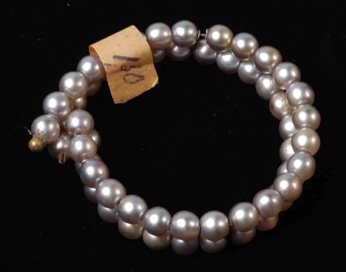 Armband, spiraalarmband van twee rijen groengrijze paarlemoerglanzende kunststofkralen, kapper Van…