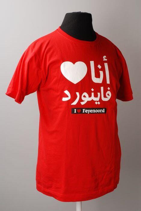 Rood t-shirt, met opdruk in witte letters "I love Feyenoord"