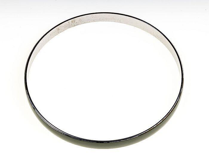 zilverkleurige metalen armband, buitenzijdedonkergroen emaille
