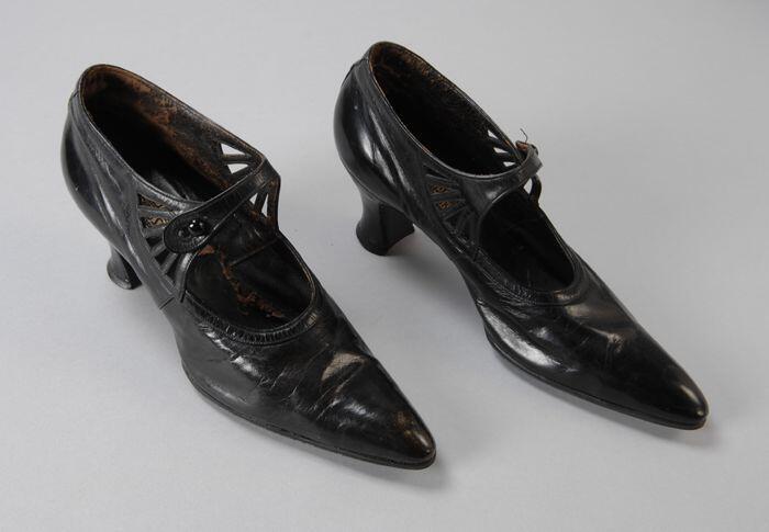 Zwarte hakschoenen met knoopsluiting op de wreef versierd met opengewerkt waaiermotief en diabolohak