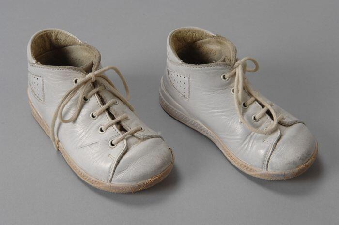 Babyschoenen van wit leer, enkelhoog met vetersluiting