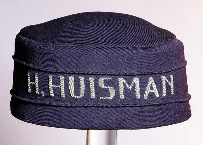 Donkerblauwe piccolo-pet met "H. HUISMAN"