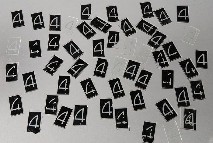 Cijfer "4", zilverop glasop zwarte of doorzichtige ondergrond, Corbeau