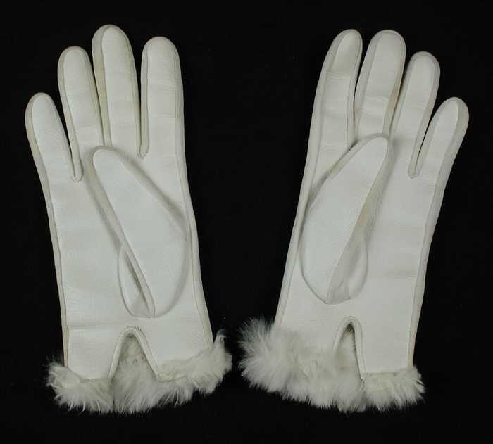 Paar korte dameshandschoenen van wit skai met synthetisch tricot en witte bontrand langs de entree
