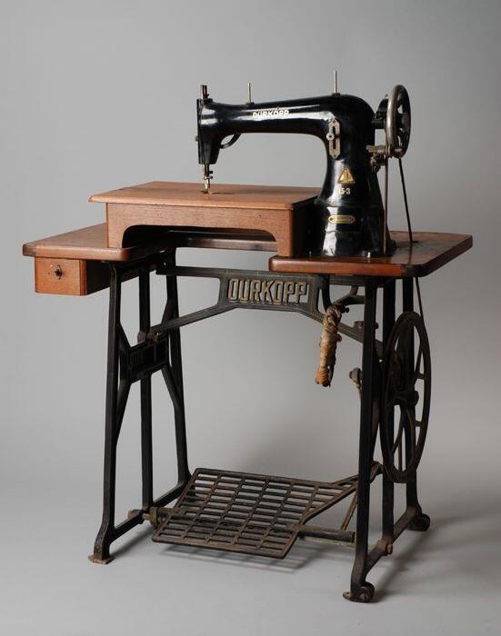 Trapnaaimachine "DÜRKOPP", zwart op tafel met opzettafel en kniehefboom