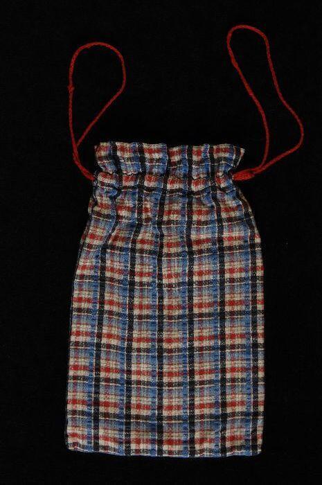 Zak van rood, wit, blauw geruit katoen met koordsluiting, voor zes opvouwbare kleerhangers