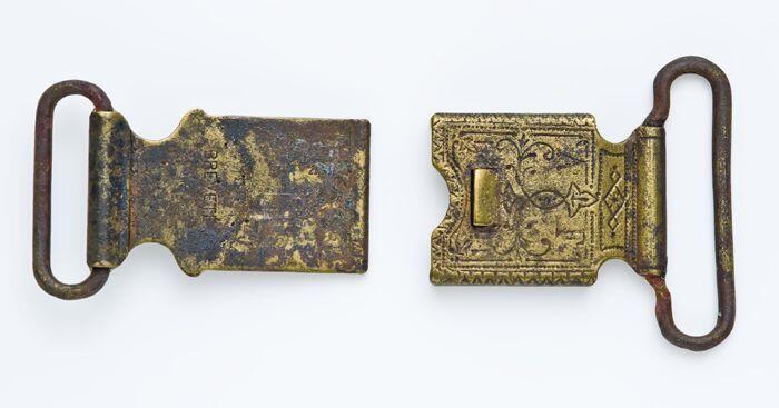Kledingsluiting of gesp bestaande uit twee ovale haken met een schuifsluiting