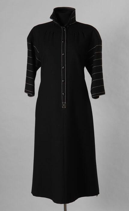 Zwarte wollen jurk of tuniek met witte stiksels, knoopsluiting voorzijdetot taille