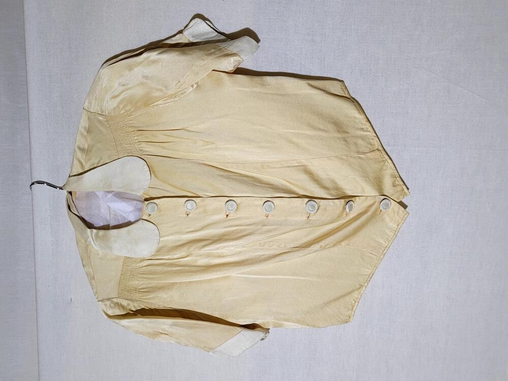 Blouse van geel kunstzijden satijn, kraagje, manchetten en knopen van wit kunstzijden satijn