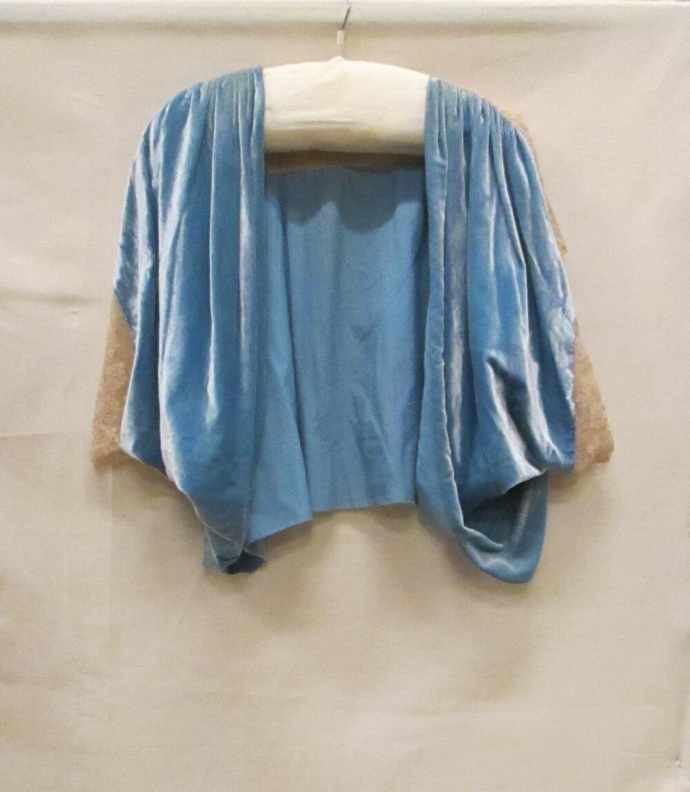 Avondjasje van blauw velours chiffon en crèmekleurige machinale tule met bloempatroon
