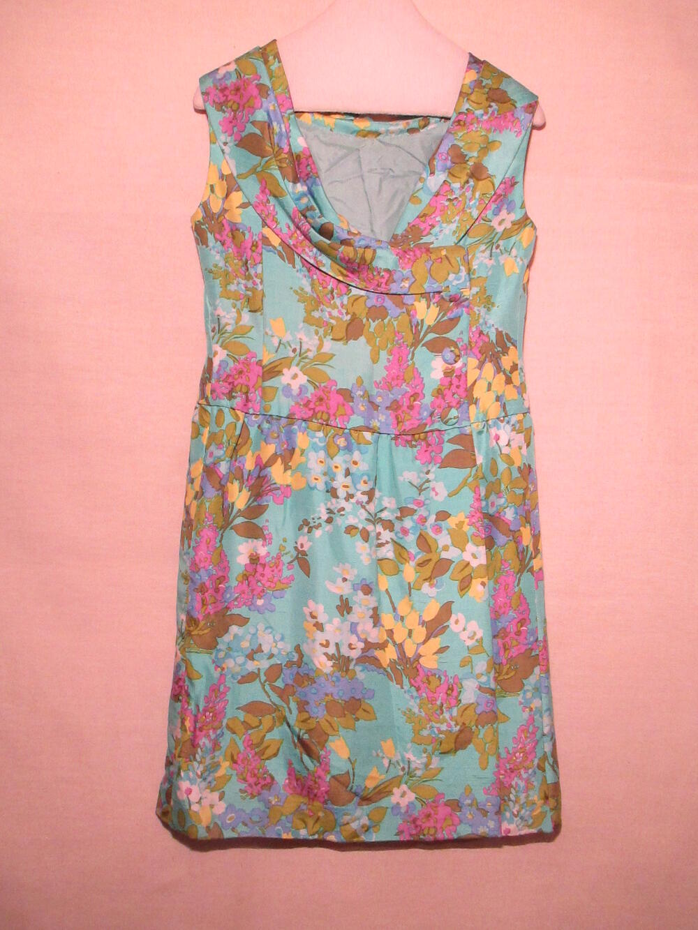 Cocktailjurk, bedrukte zijde, azuurblauw fond met bloemdessin in geel, blauw, roze, groen en wit