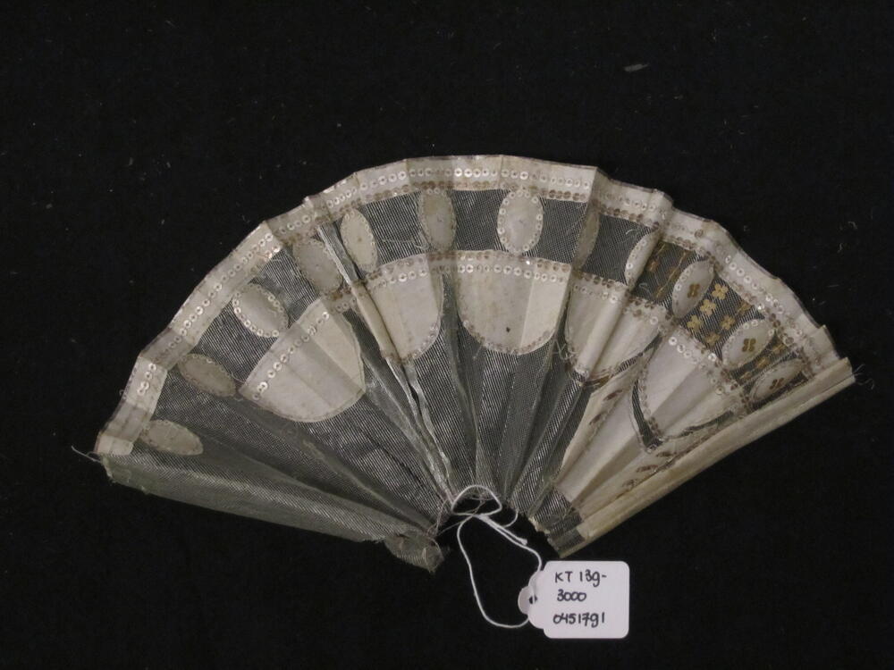 Waaierblad van grijswitte zijde en zilverkleurig gaas, geborduurd met zilver- en goudkleurige…